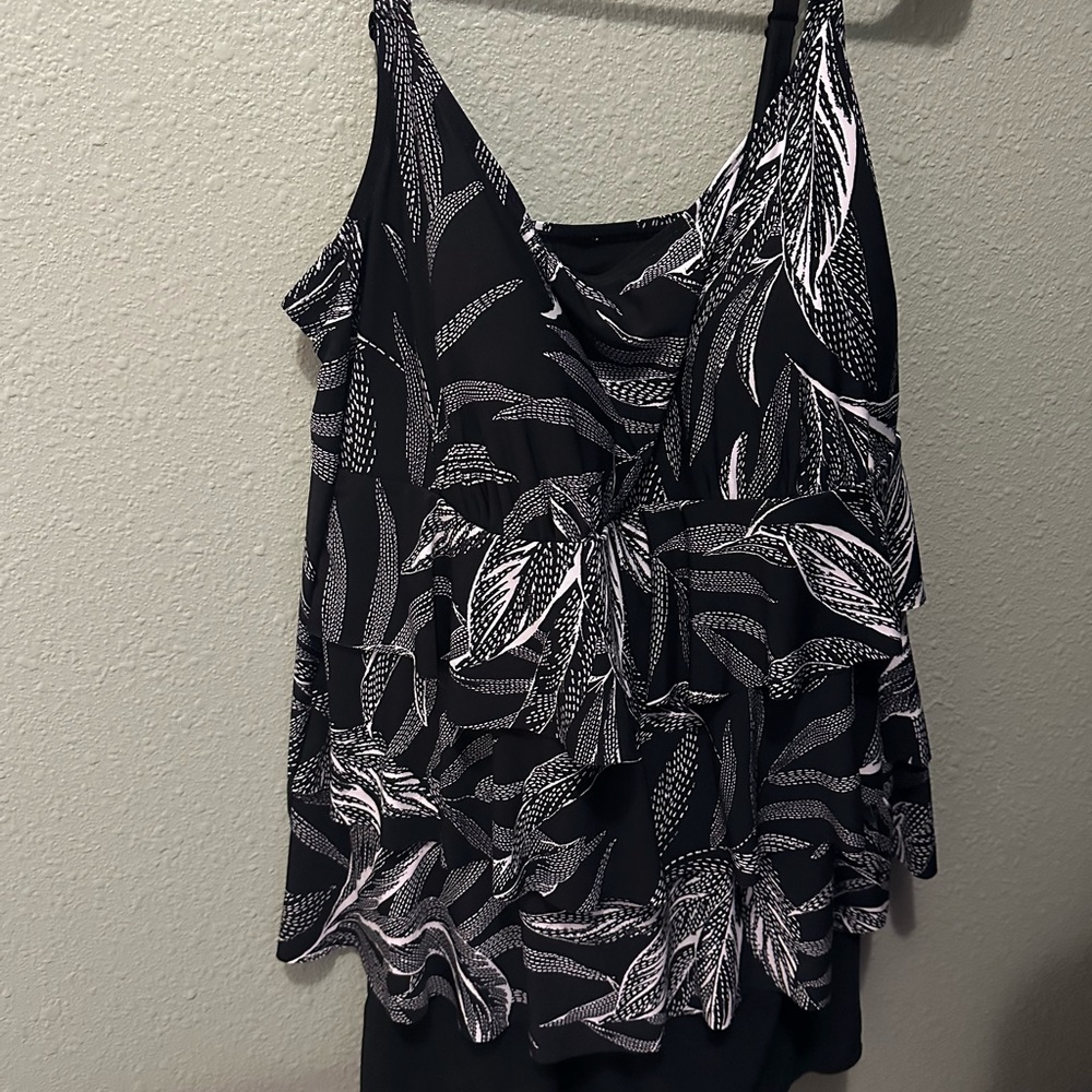 Miraclesuit Black and White Leaf Print Women's Swimsuit